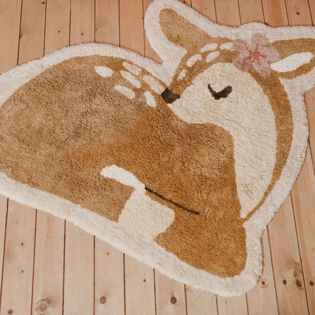 Gulvtæppe med rådyr, figurskåret legetæppe i økologisk bomuld med sødt rådyr med rosa sløjfe, smuk indretning af baby- og børneværelse.