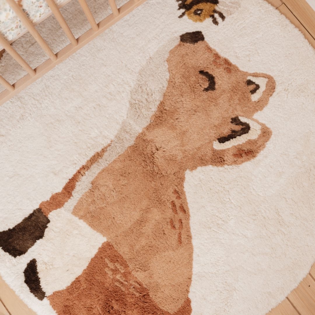 Gulvtæppe med ræv, rundt beige legetæppe i økologisk bomuld med sød ræv og bi, perfekt til baby- og børneværelse.