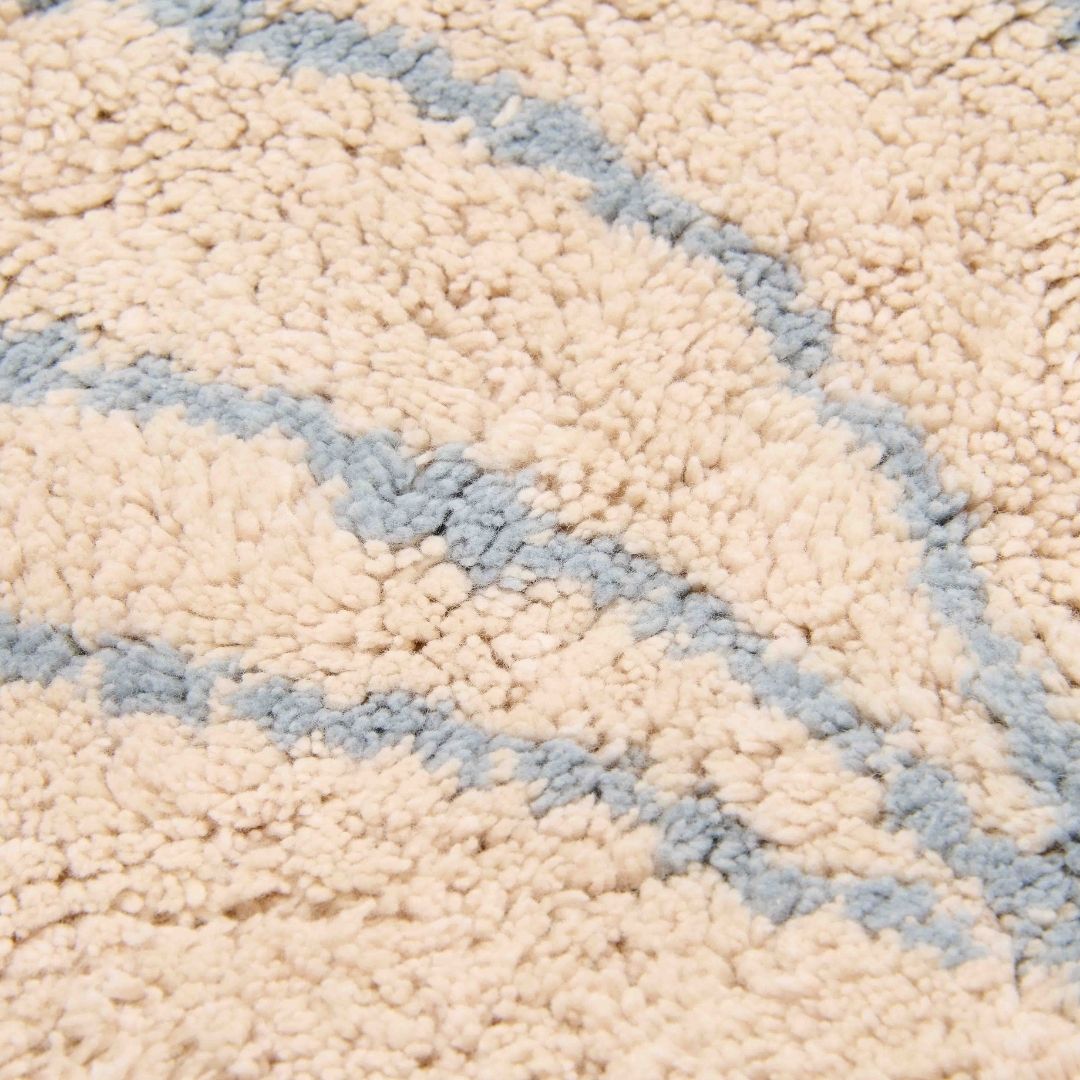 Legetæppe med blå svamp, lavet i økologisk bomuld - blødt og hyggeligt svampeformet tæppe til børneværelse, her set tæt på med stribet detalje.