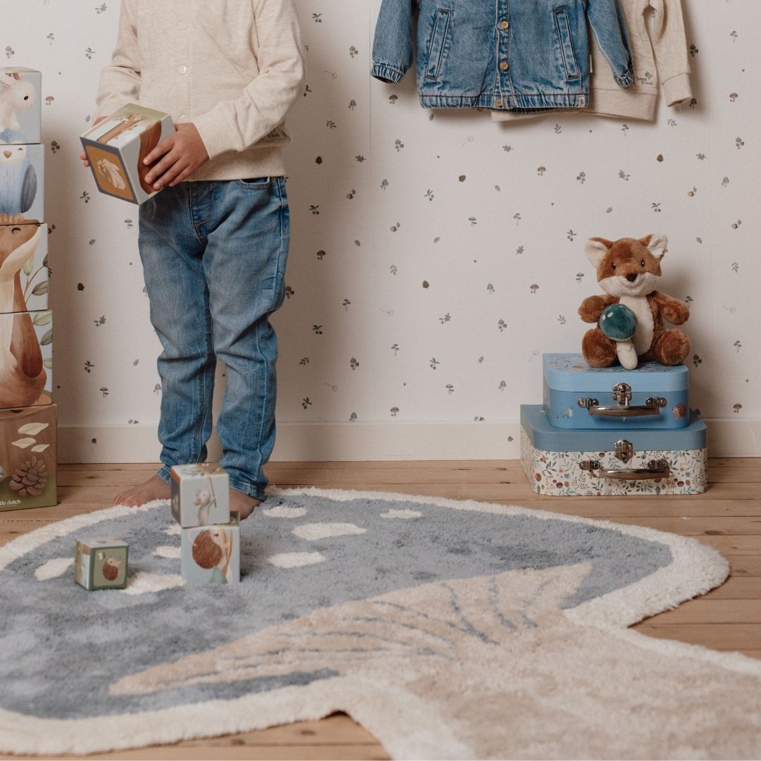 Gulvtæppe med blå svamp blå, økologisk bomuld, blødt og hyggeligt legetæppe formet som en svamp, her set på trægulv i børneværelse.