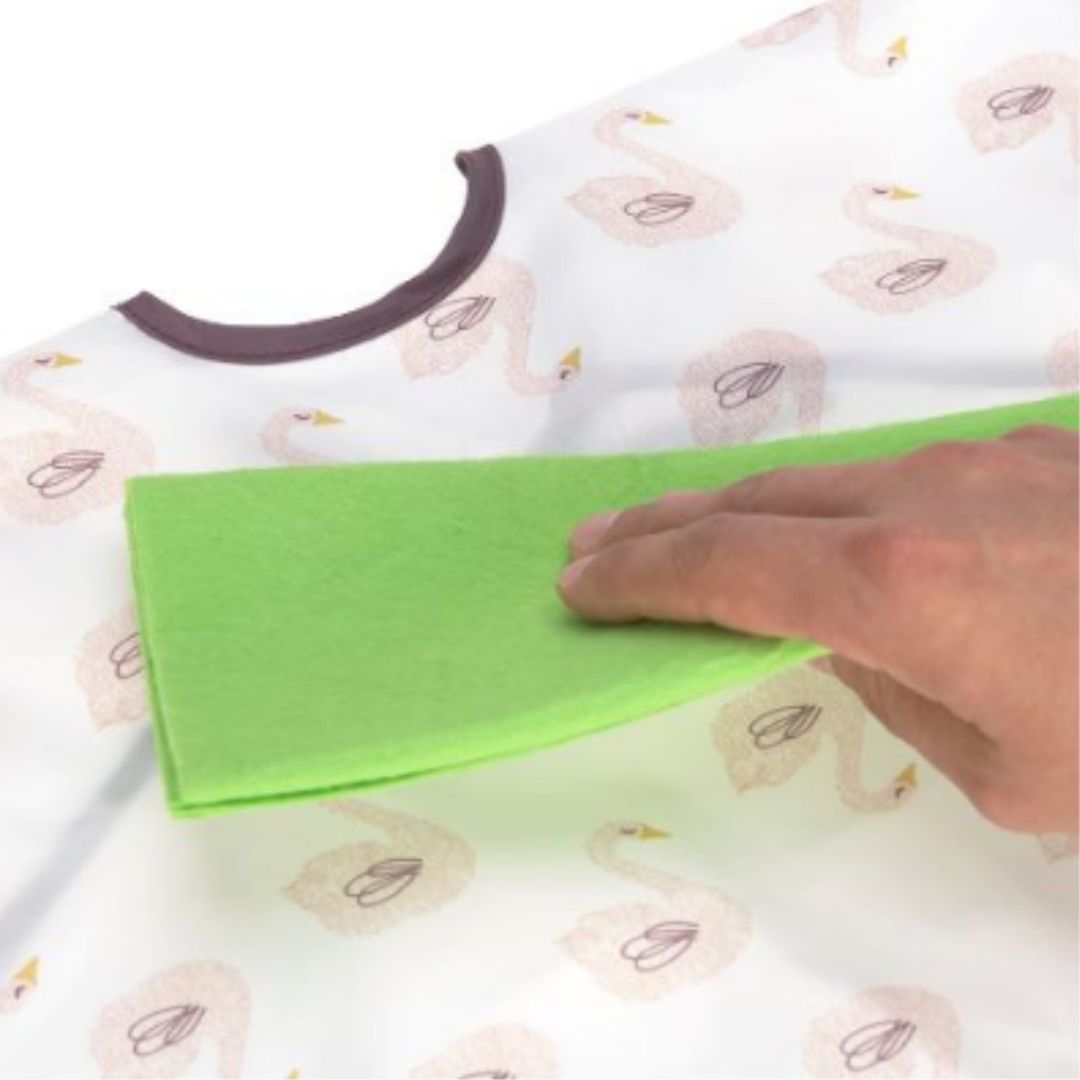 Hvid hagesmæk med lange ærmer og rosa svaner til baby og barn fra Lässig, nem at rengøre med en klud, fås hos Nordic Simply