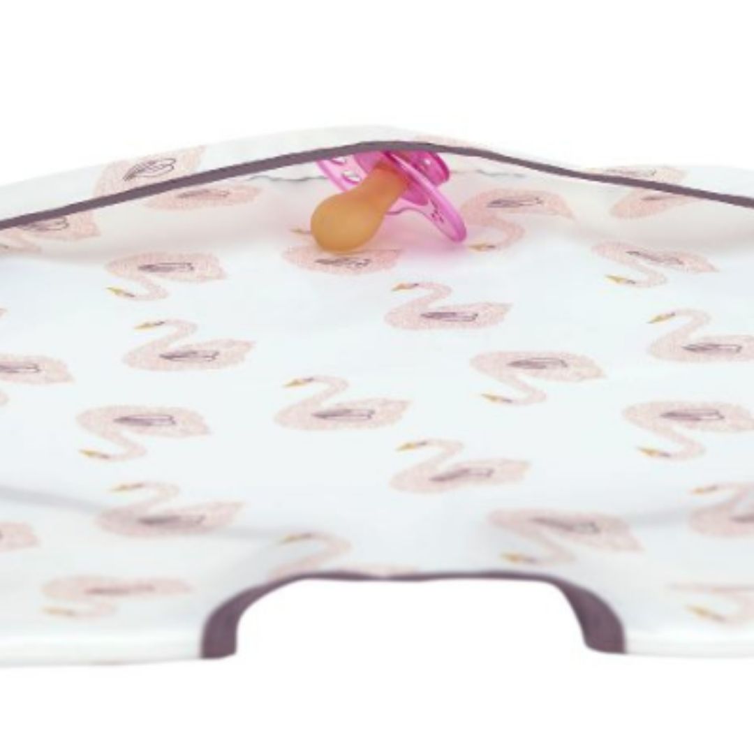 Hvid hagesmæk med lange ærmer og rosa svaner til baby og barn fra Lässig , set med sut i lomme foran, fås hos Nordic Simply