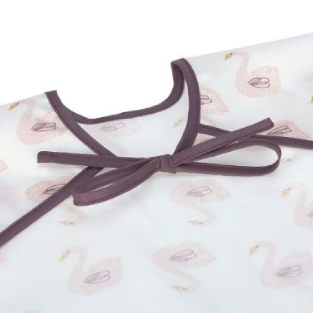 Hvid hagesmæk med lange ærmer og rosa svaner til baby og barn, set bagfra med snørelukning, fra Lässig fås hos Nordic Simply