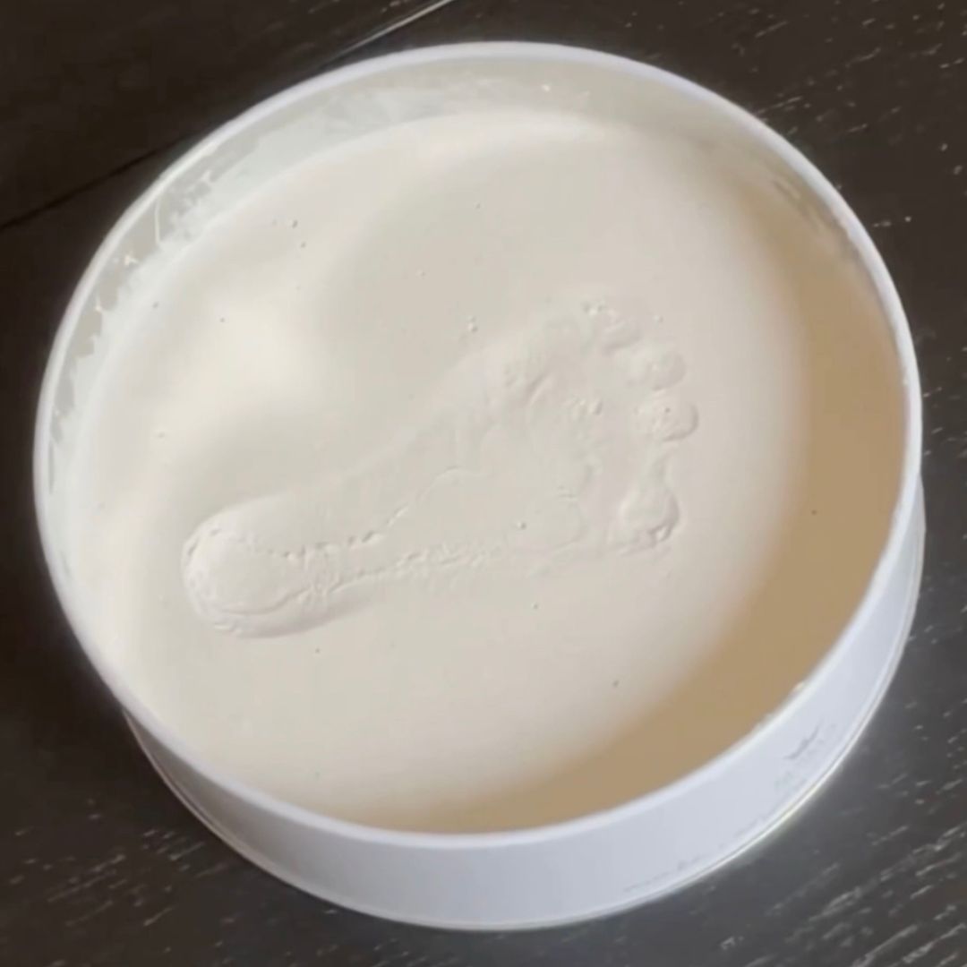 Rund hvid dåse med aftryk af babyfod i gips. Gavesæt fra BamBam fås hos Nordic Simply