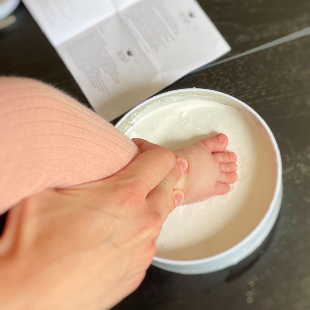 Babyfod i æske til at lave gips aftryk med, her får baby lavet sit første fodaftryk i gips, gaveæske fra BamBam fås hos Nordic Simply