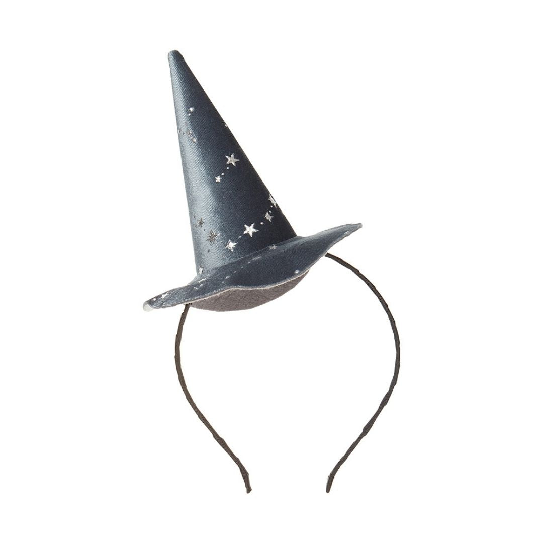 Hårbøjle med lille grå-blå heksehat i velour med små sølvstjerner, fra Mimi & Lula fås hos Nordic Simply