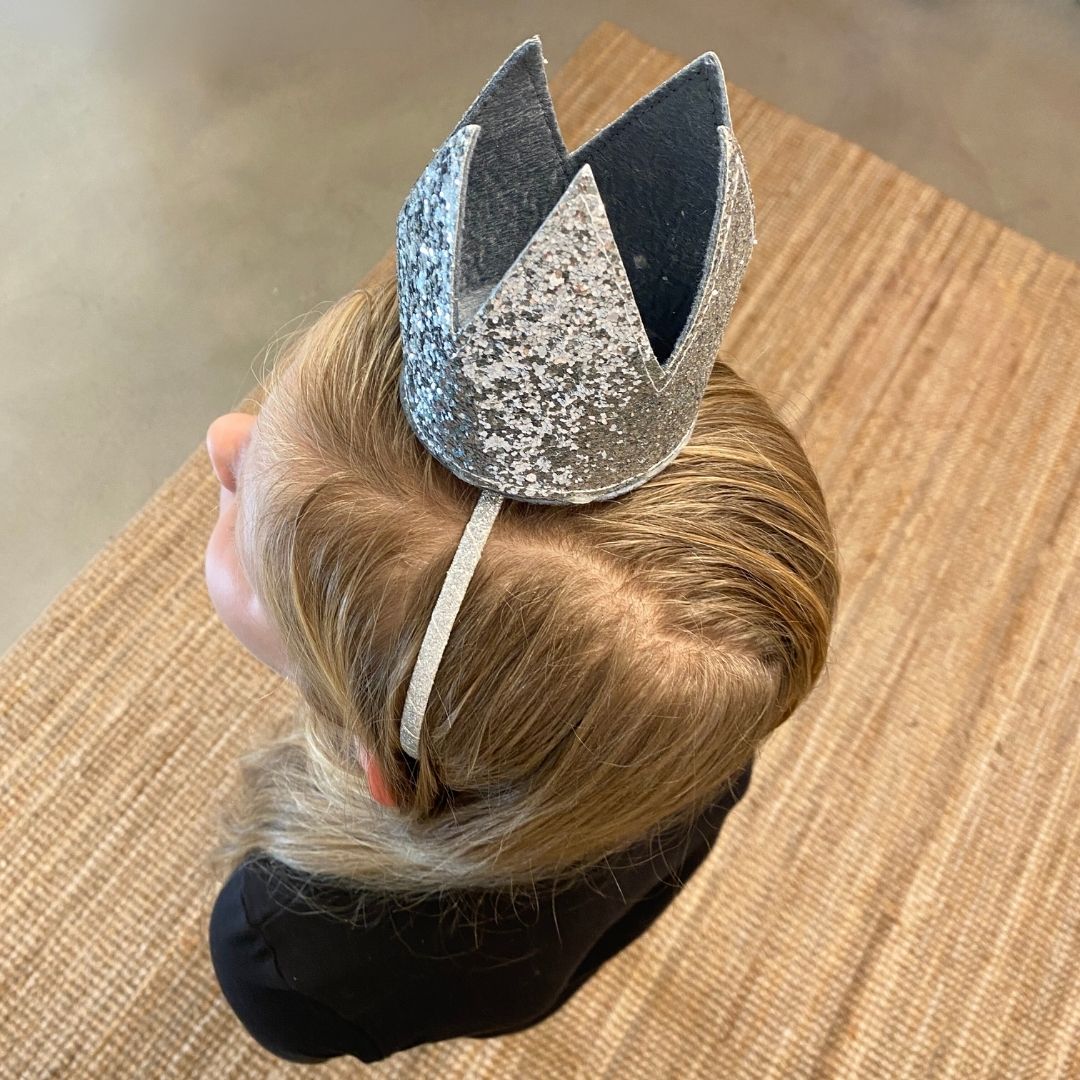 Pige, set bagfra, med sølvkrone på hårbøjle, perfekt til udklædning eller fest for børn fra 3 til 8 år fra Mimi & Lula fås hos Nordic Simply