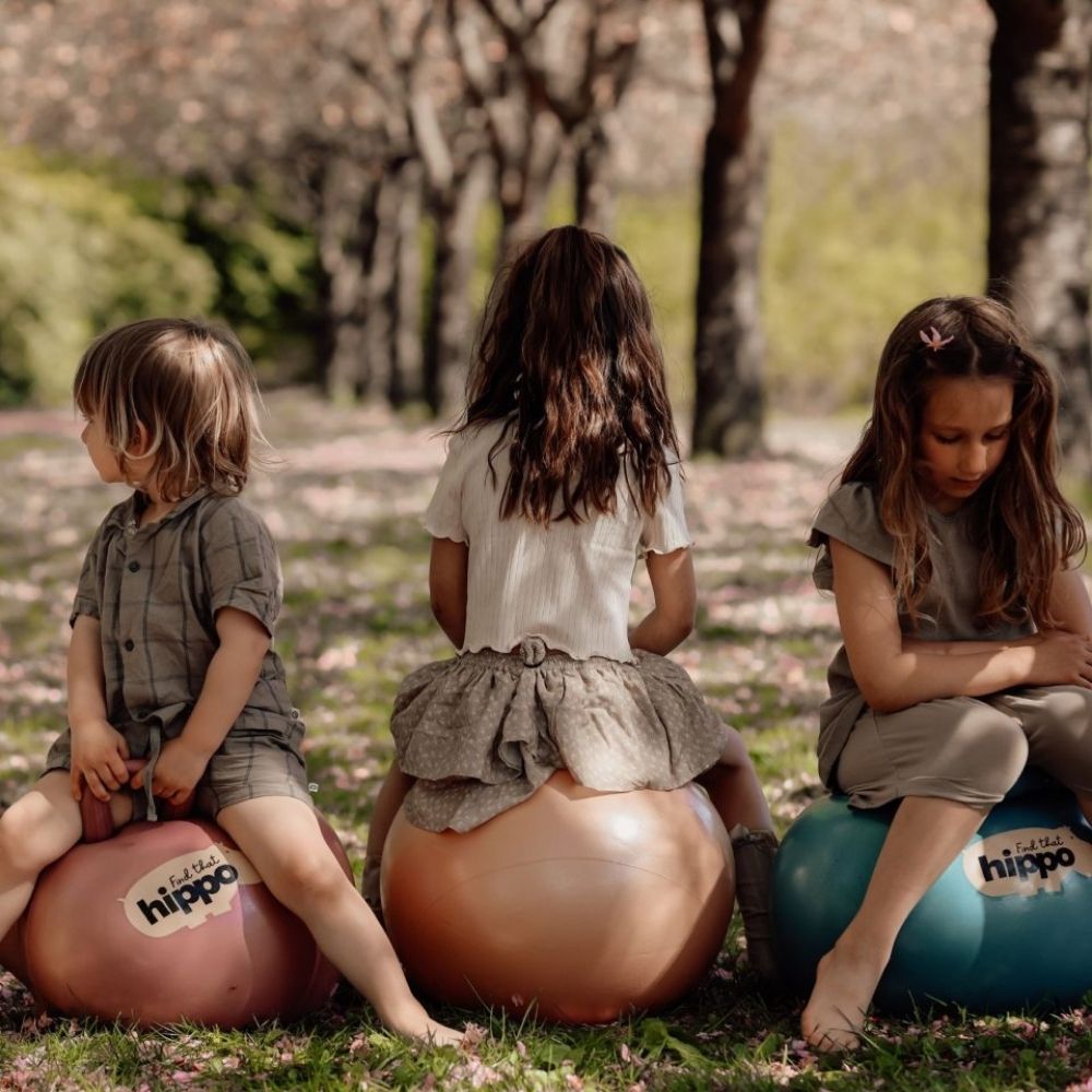 Børn leger i en park på hoppebolde fra Find that Hippo hos Nordic Simply til sjov, aktiv leg og motorisk træning