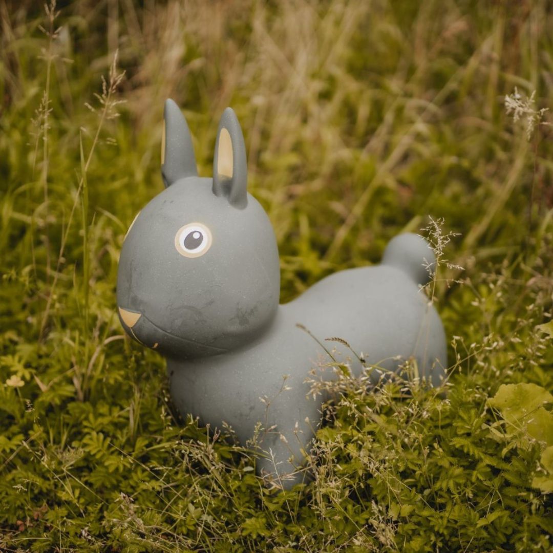 Sjovt gråt kanin hoppedyr med store ører, klar til eventyr i naturen. Ideel til børn fra 2 år.