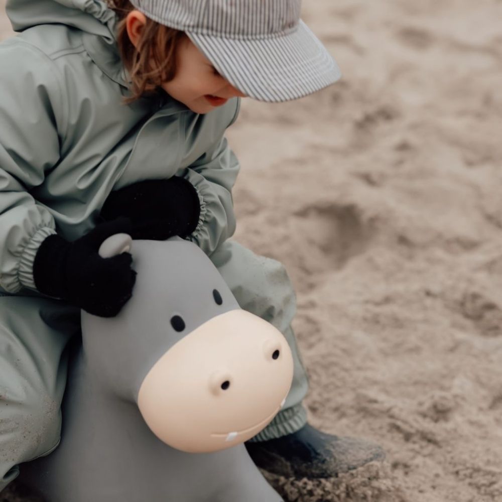 Barn der leger på flodhest hoppedyr i lys grå, perfekt til leg og træning af balance inde og ude