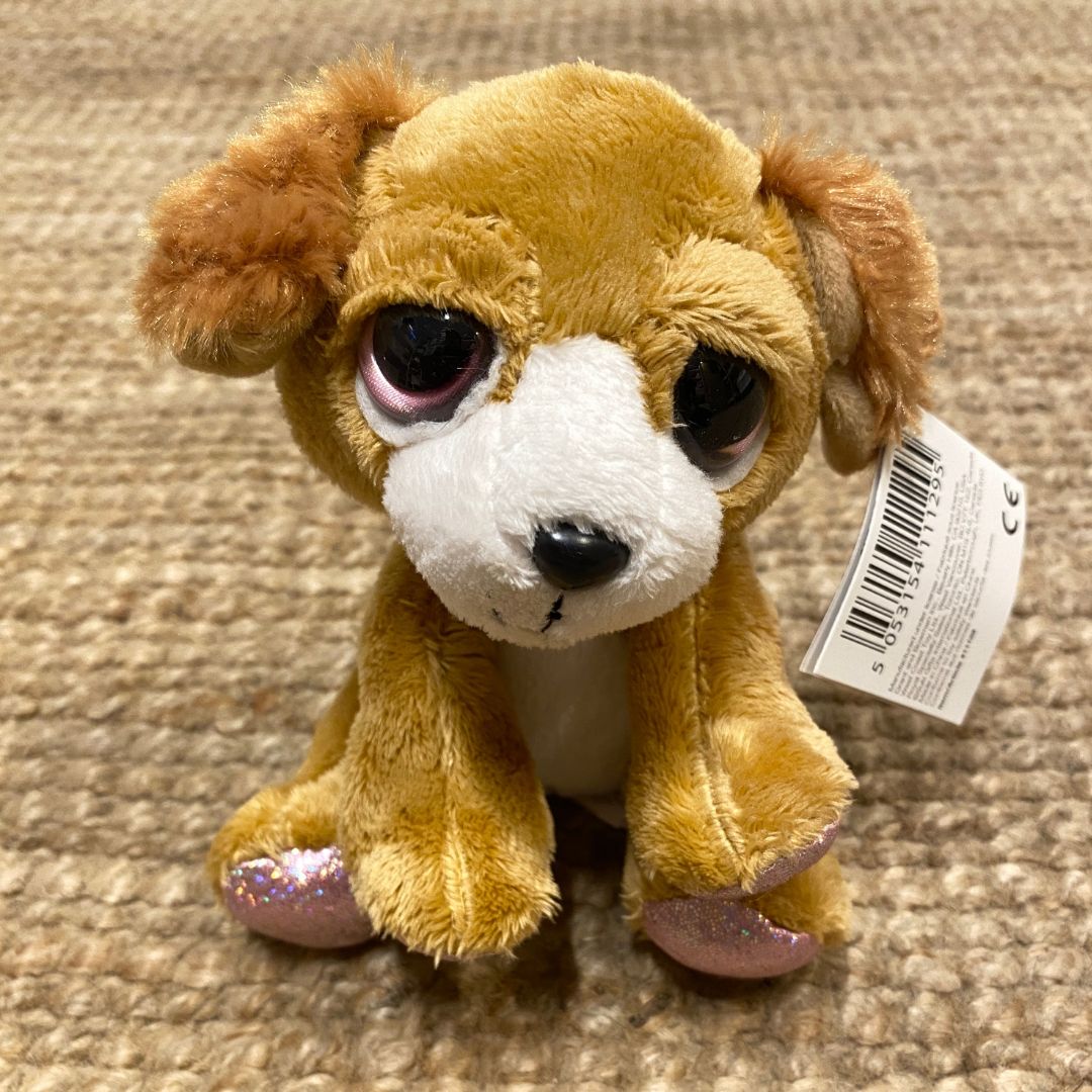 Hund bamse lille brun⏐ fantasidyr. Sød bamsehund med store øjne og rosa glitter på poterne.