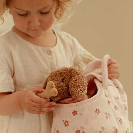 Hund, Jackie med taske og tilbehør - Barn leger med Jackie plys hundehvalp i pink taske med blomster.