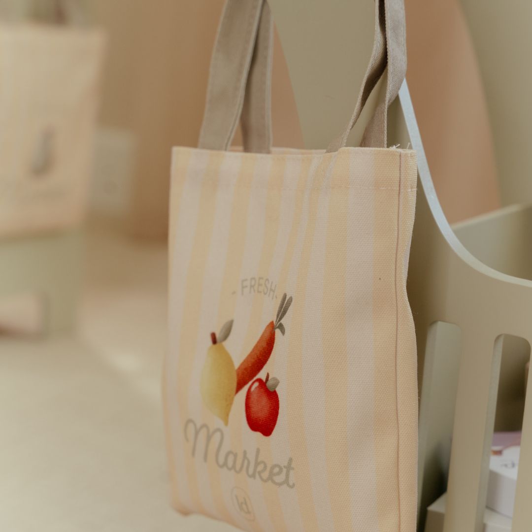 Stilfuld stofindkøbspose med frugt-grafik, perfekt til markeds- og rolleleg.