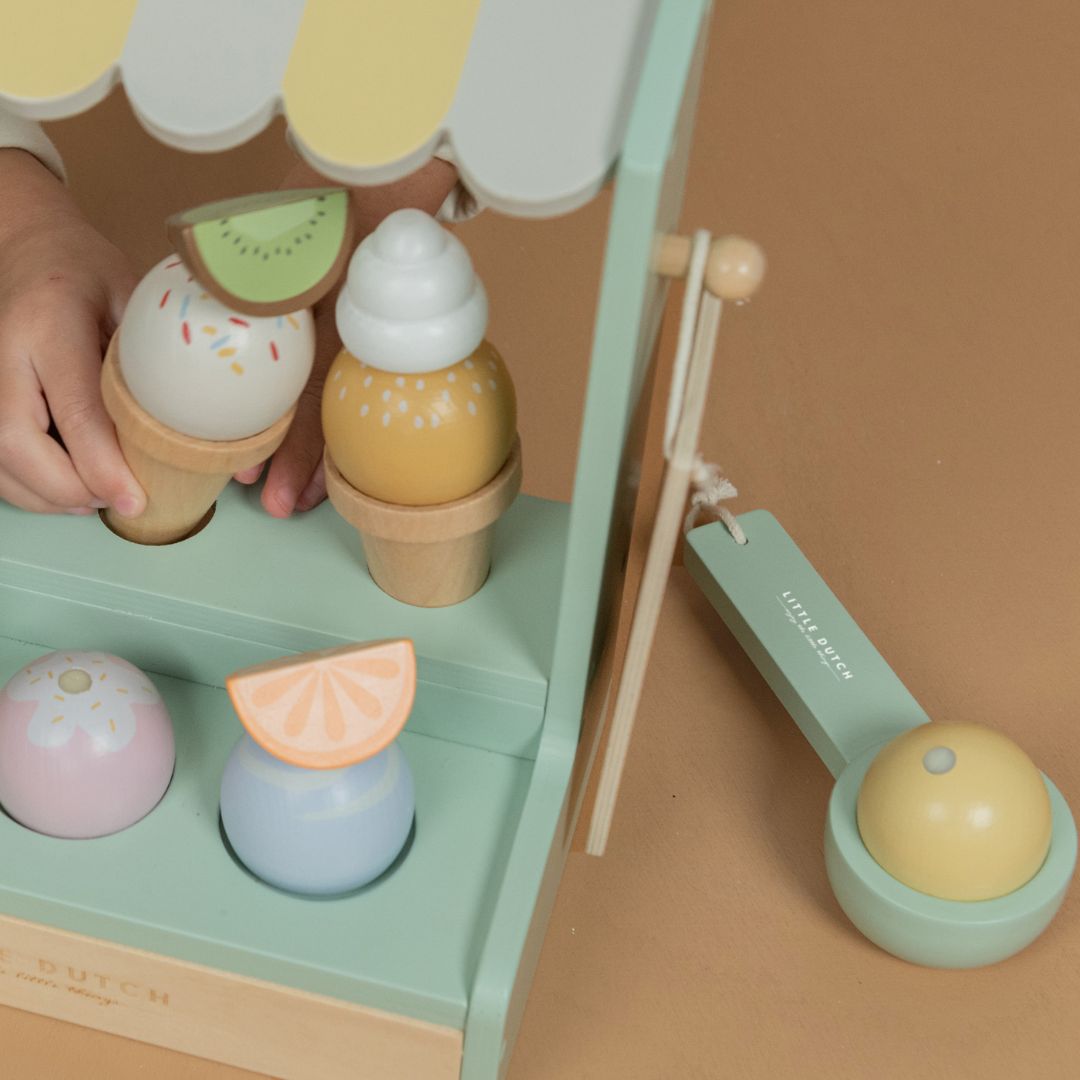 Træ isbutik sæt med is, vafler, toppings og is-ske fra Little Dutch, perfekt til børn. Fås hos Nordic Simply.
