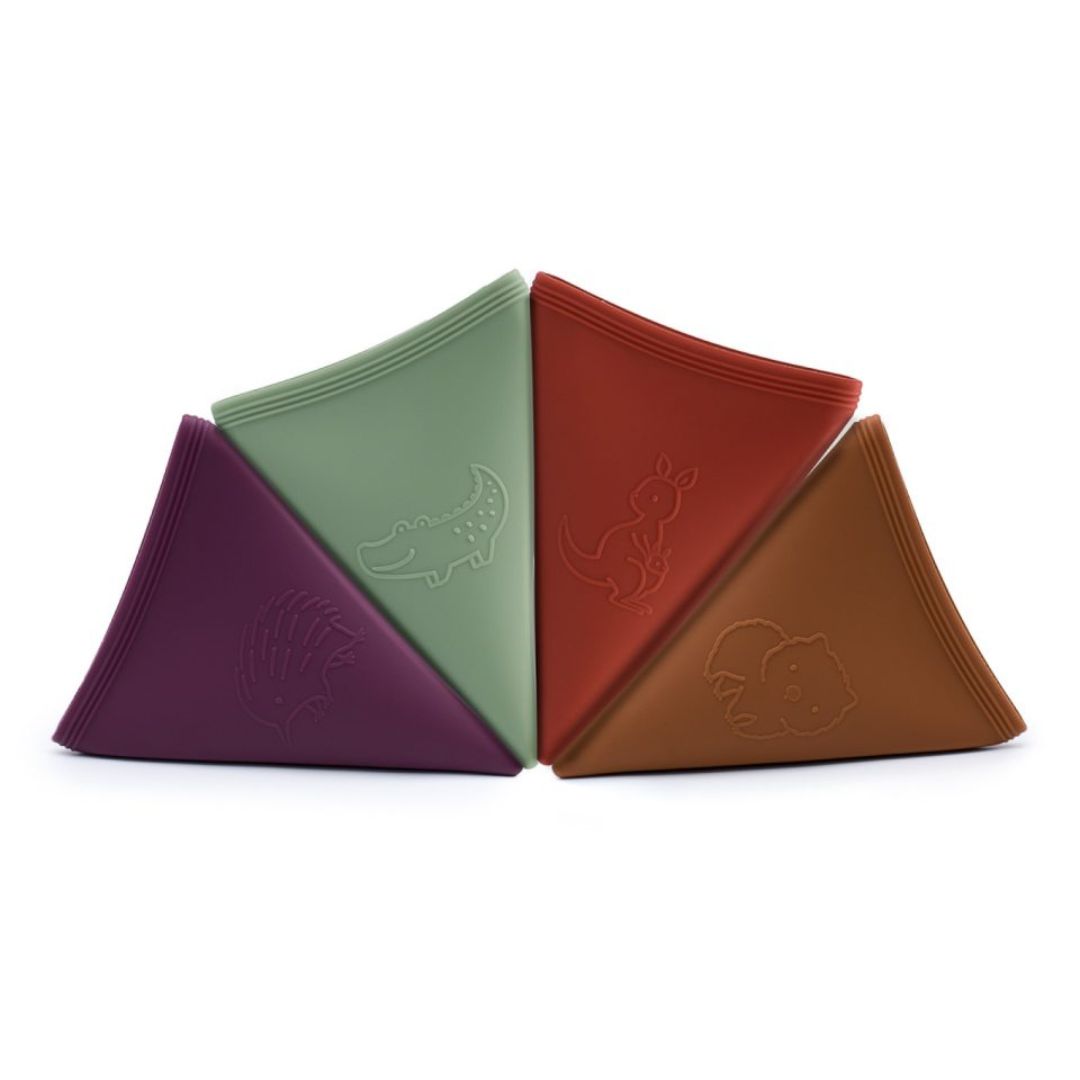 4 trekant isforme i retrofarver, på hvid baggrund, silikoneforme til at lave is fra We Might Be Tiny, fås hos Nordic Simply