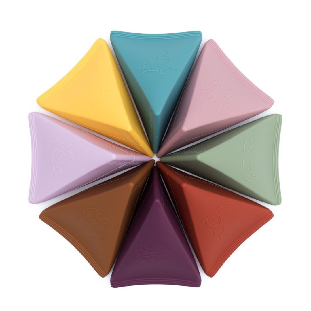 8 trekant isforme i pastelfarver og retrofarver, på hvid baggrund, silikoneforme til at lave is fra We Might Be Tiny, fås hos Nordic Simply