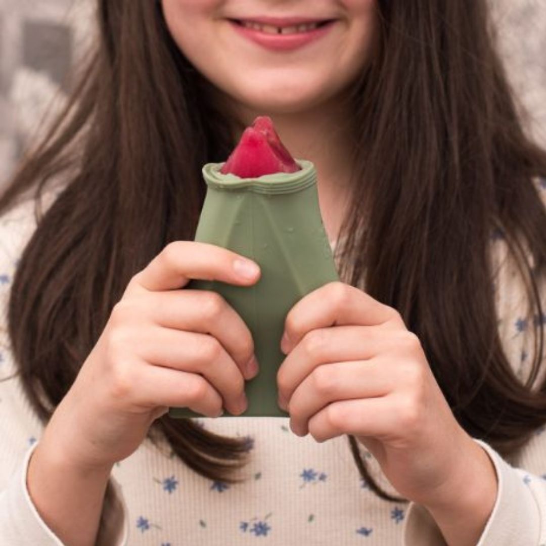 Pige holder trekantet grøn isform med rød is, trekant isforme til at lave is fra We Might Be Tiny, fås hos Nordic Simply