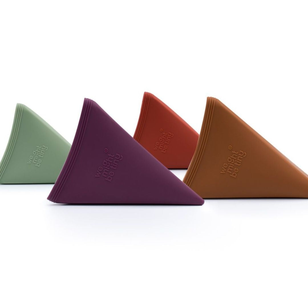 4 trekant isforme i retrofarver, set fra siden på hvid baggrund, silikoneforme til at lave is fra We Might Be Tiny, fås hos Nordic Simply