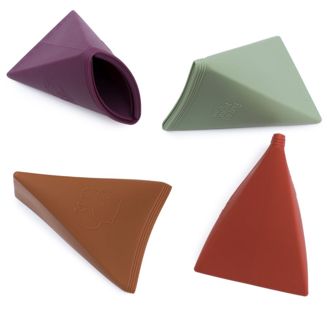 4 trekant isforme i retrofarver, silikoneforme til at lave is fra We Might Be Tiny, fås hos Nordic Simply