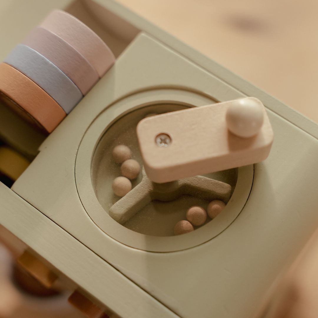 Kaffemaskine med flot udstyr | Træ FSC med drejehjul og farverige kopper til leg.