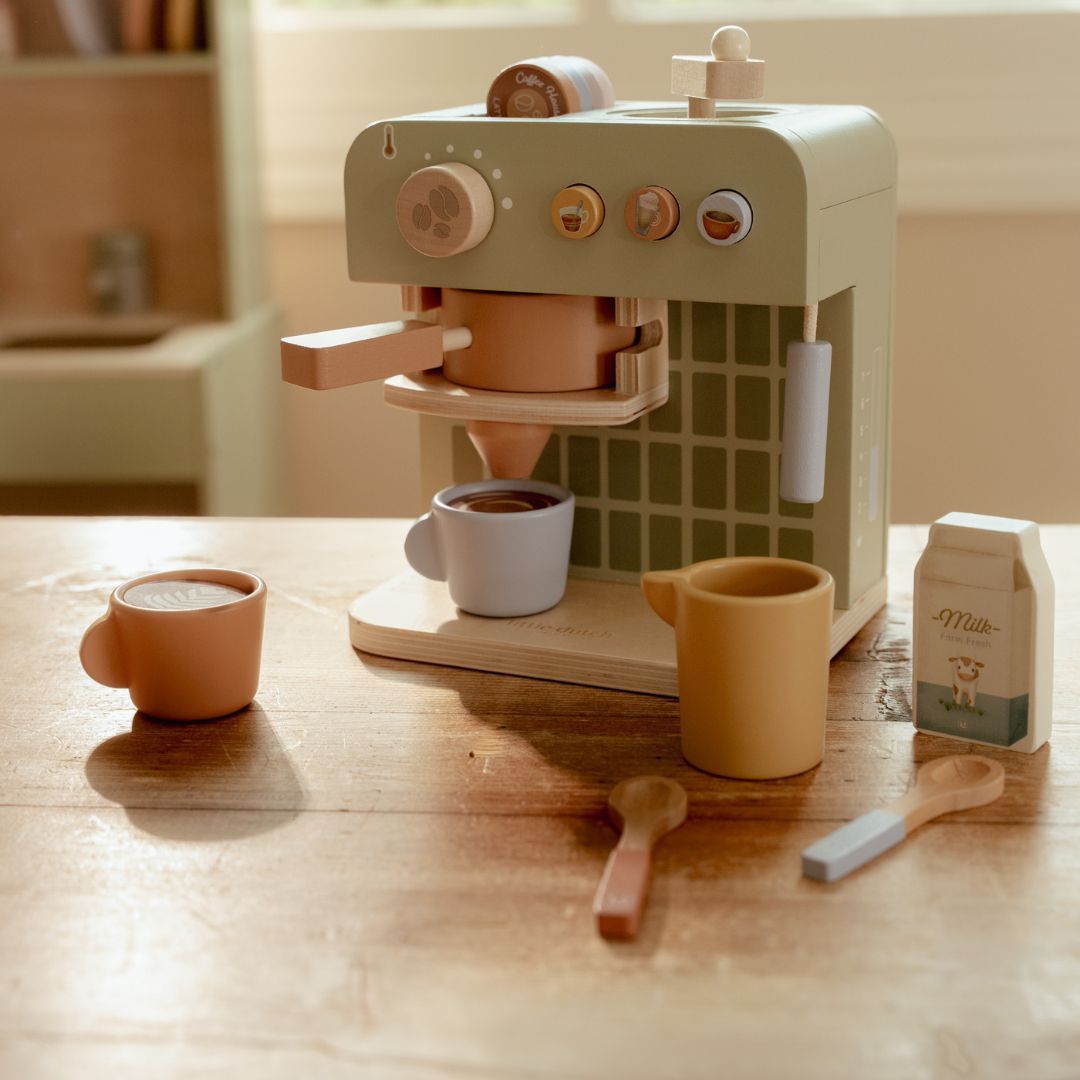 Kaffemaskine med flot udstyr | Træ FSC med kopper, mælk, og tilbehør til kreativ leg