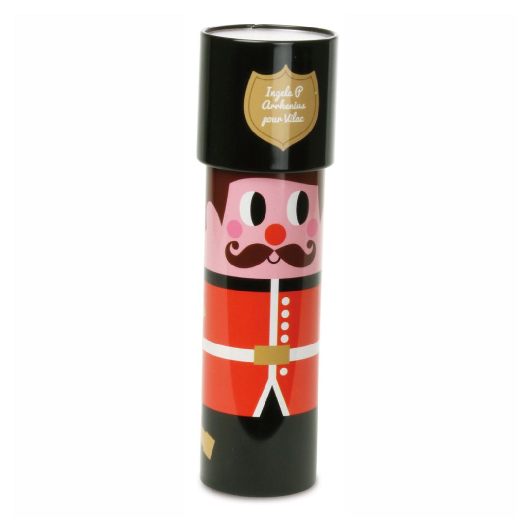 Kaleidoskop i metal med flot garder med sort hat og rød jakke fra Vilac, fås hos Nordic Simply