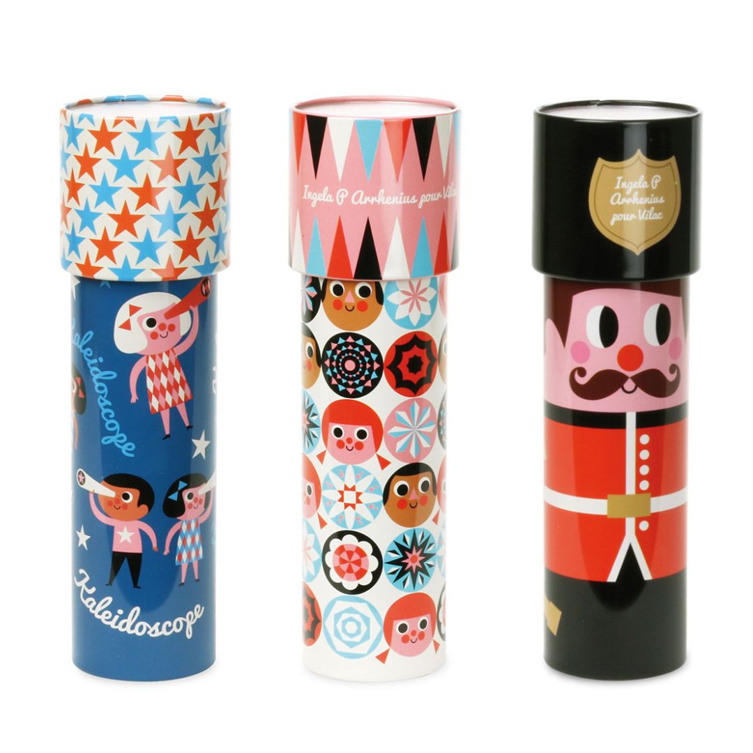 Tre kaleidoskoper i metal med flotte motiver og figurer fra Vilac, fås hos Nordic Simply
