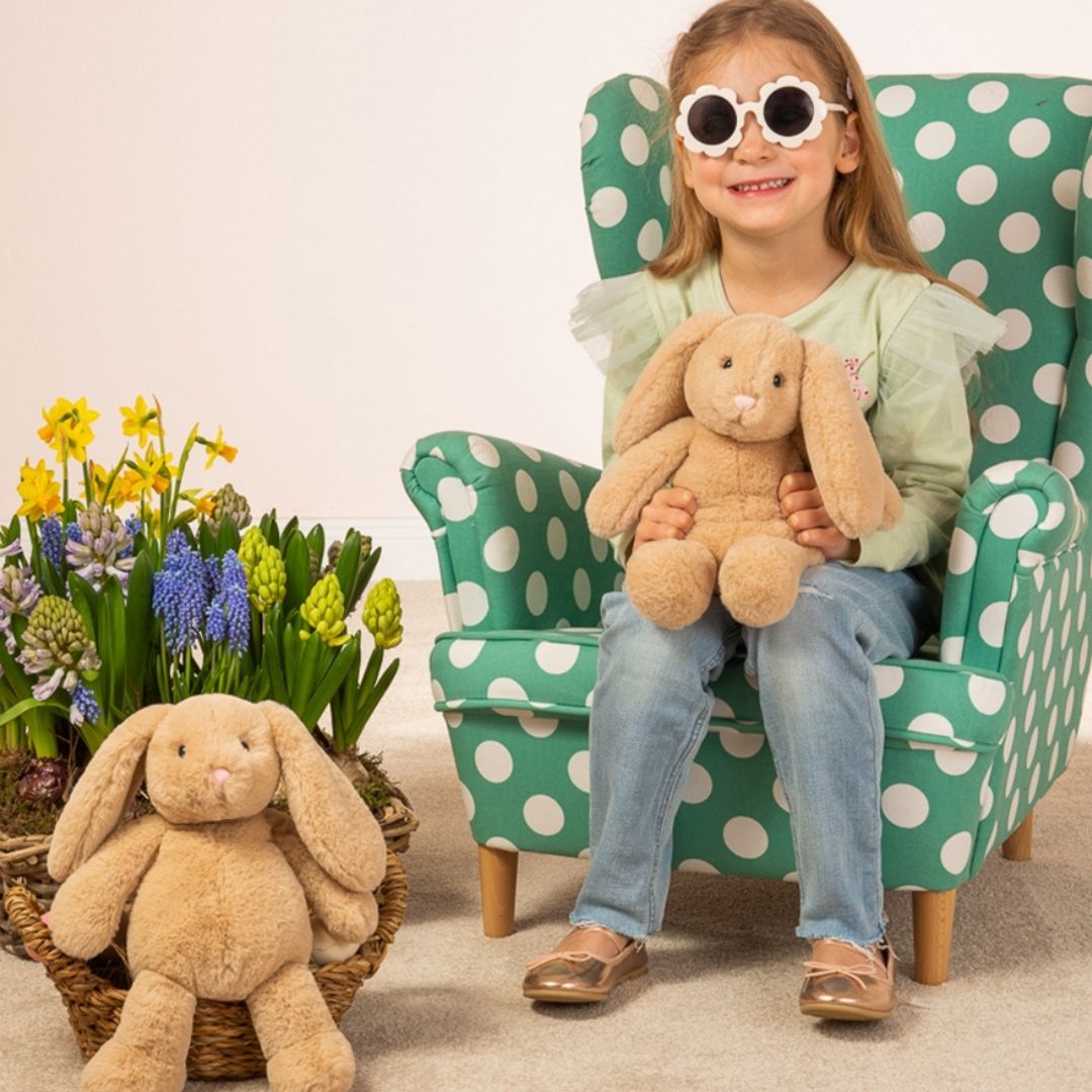 Pige med solbriller holder blød kaninbamse Franny i beige med hængeører, fra Teddy Hermann Tyskland fås hos Nordic Simply