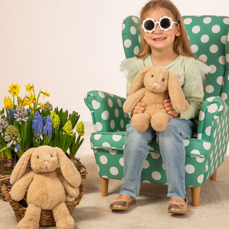 Pige med solbriller holder blød kaninbamse Franny i beige med hængeører, fra Teddy Hermann Tyskland fås hos Nordic Simply