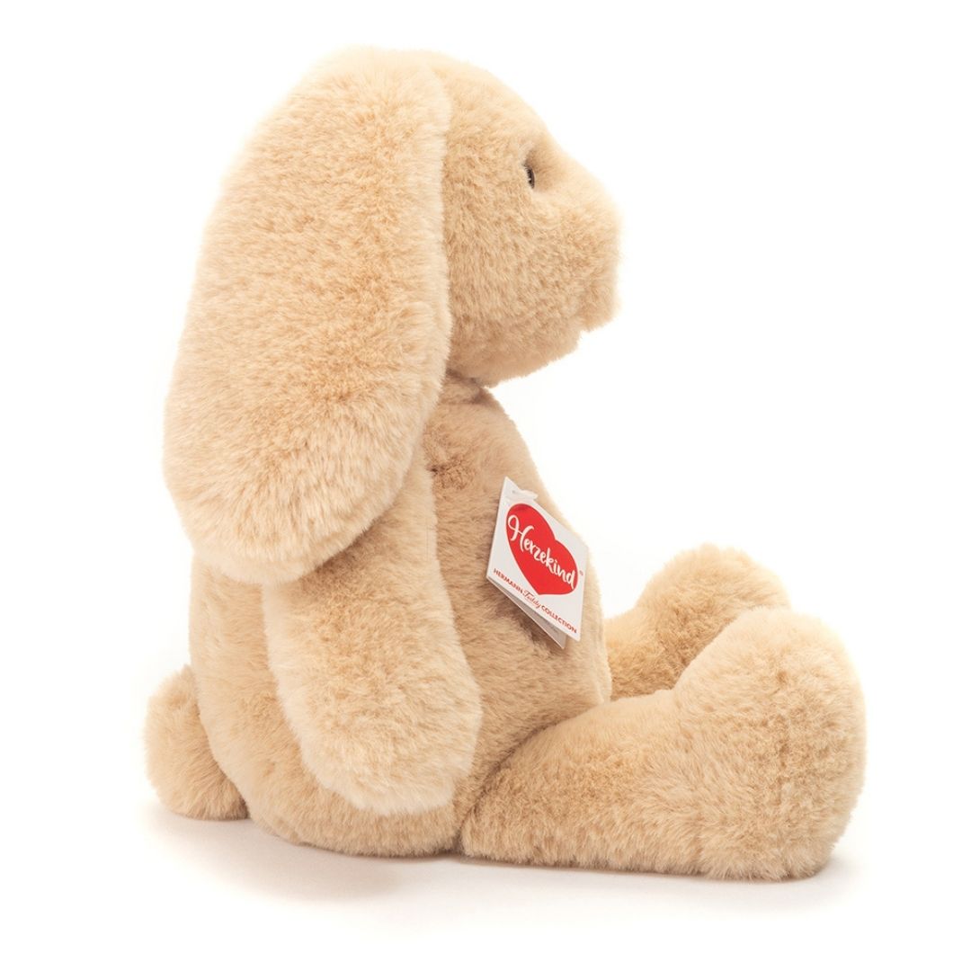 Blød kaninbamse i beige sidder, set fra siden, en perfekt ven til børn fra baby og op, fra Teddy Hermann, fås hos Nordic Simply