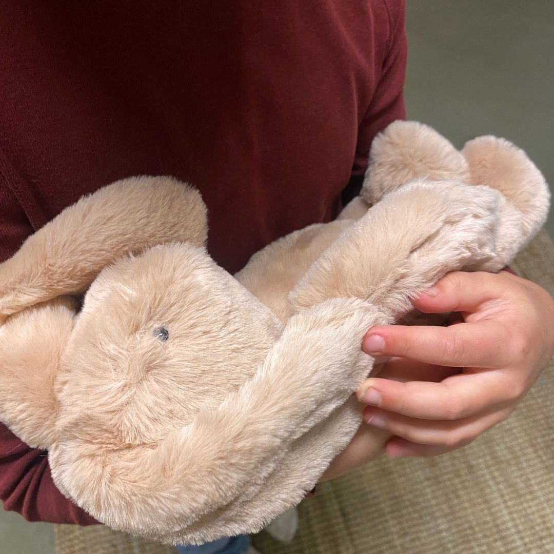 Barn holder rosa kaninbamse med blød øko-tex® certificeret pels og lange ører fra Moulin Roty, godkendt fra 0 år. Perfekt som barselsgave fås hos Nordic Simply