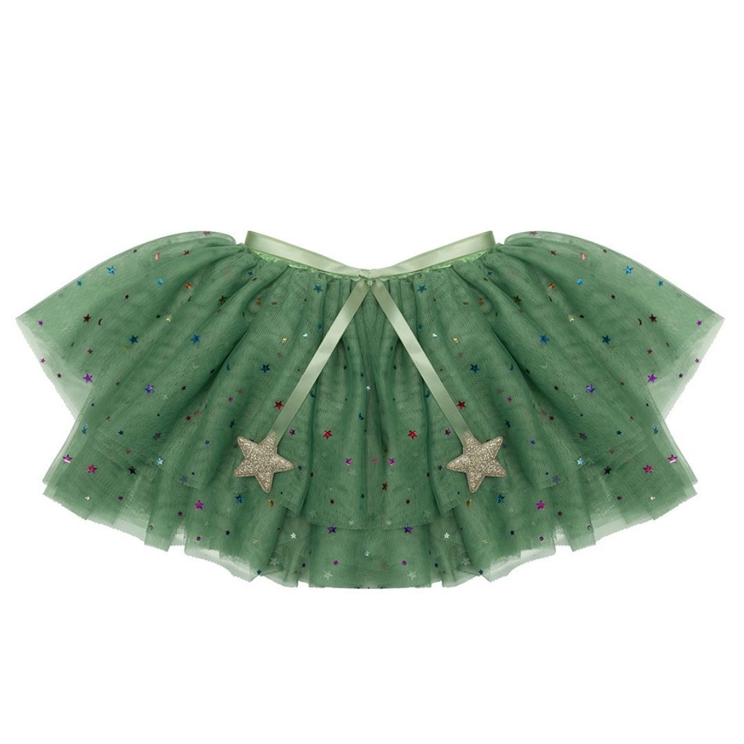 Kort grøn kappe i tyl med flere lag, bindebånd med guldstjerner og masser af små stjerner i stoffet, perfekt til udklædning, fra Mimi & Lula fås hos Nordic Simply
