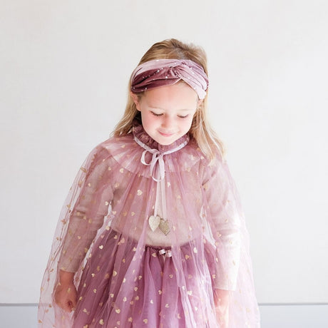 Pige i lang rosa kappe i tyl med bindebånd i satin, knaplukning og små guldstjerner, smuk udklædning i høj kvalitet, fra Mimi & Lula fås hos Nordic Simply