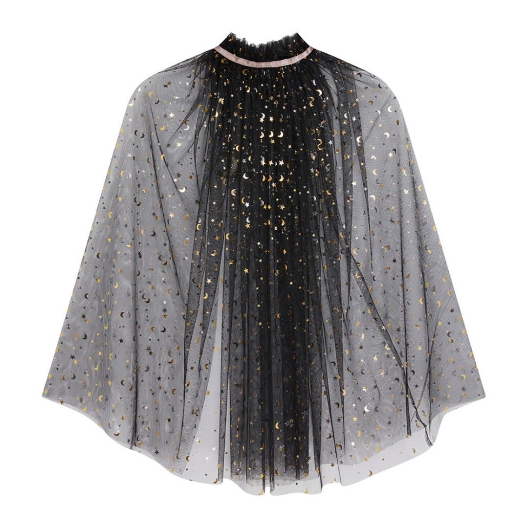 Lang sort kappe i tyl med rosa satinbindebånd , knaplukning og små guldstjerner og måner, set bagfra, smuk udklædning til børn fra 3 år og op fra Mimi & Lula fås hos Nordic Simply