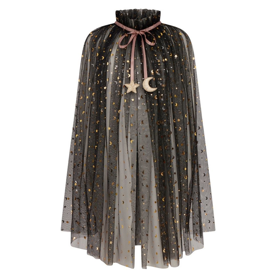 Lang sort kappe i tyl med rosa satinbindebånd , knaplukning og små guldstjerner og måner, smuk udklædning til børn fra 3 år og op fra Mimi & Lula fås hos Nordic Simply