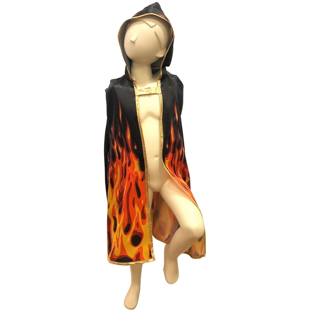 Kappe med flammer. Sort flammekappe til dramatik, rolleleg og udklædning, her set på dukke, fås hos Nordic Simply