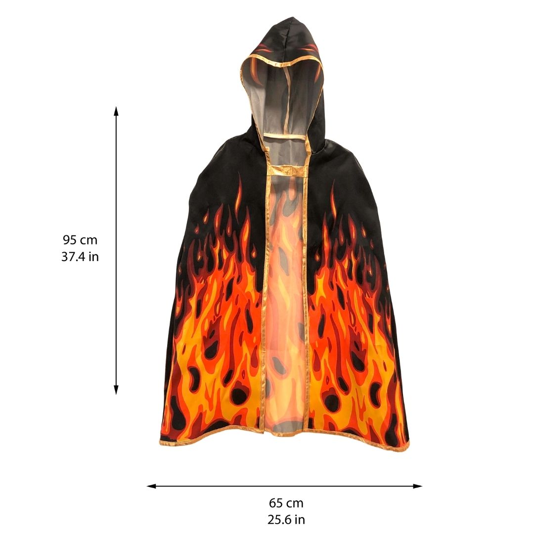 Sort kappe med orange flammer, hætte og guldkanter. Set med mål 95 cm høj og 65 cm bred. Flammekappe til dramatisk udklædning, fås hos Nordic Simply