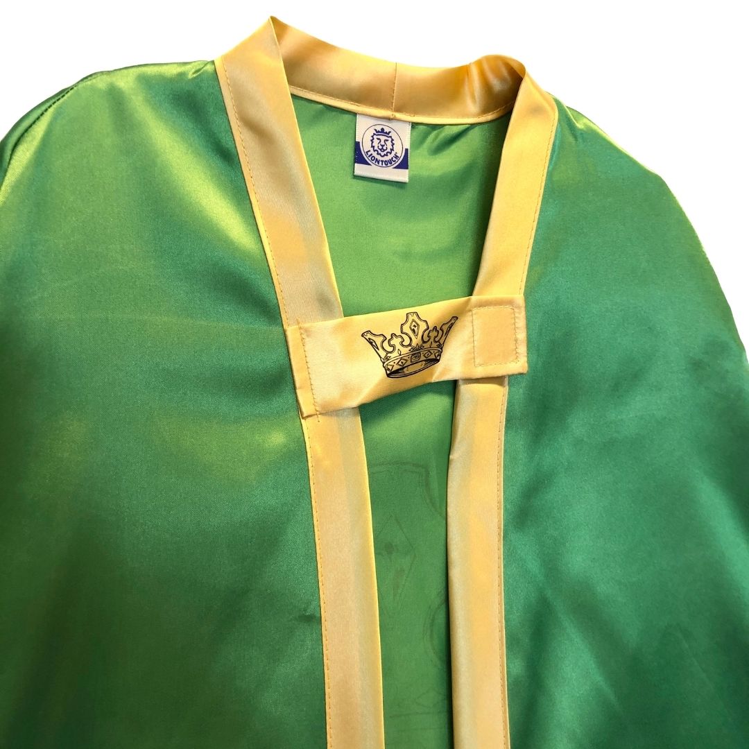 Grøn kappe til konge. Flot skinnende grøn kongekappe til barn med guldkanter, set tæt på, fås hos Nordic Simply