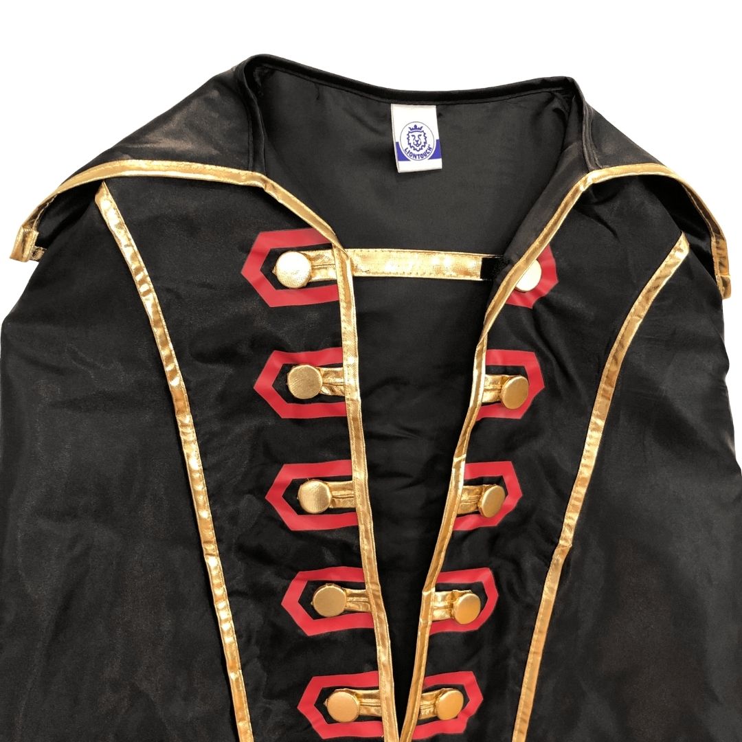 piratkappe sort kappe til barn med guldkanter og guldknapper set tæt på. Kappe til at lege pirat og sørøver, fås hos Nordic Simply