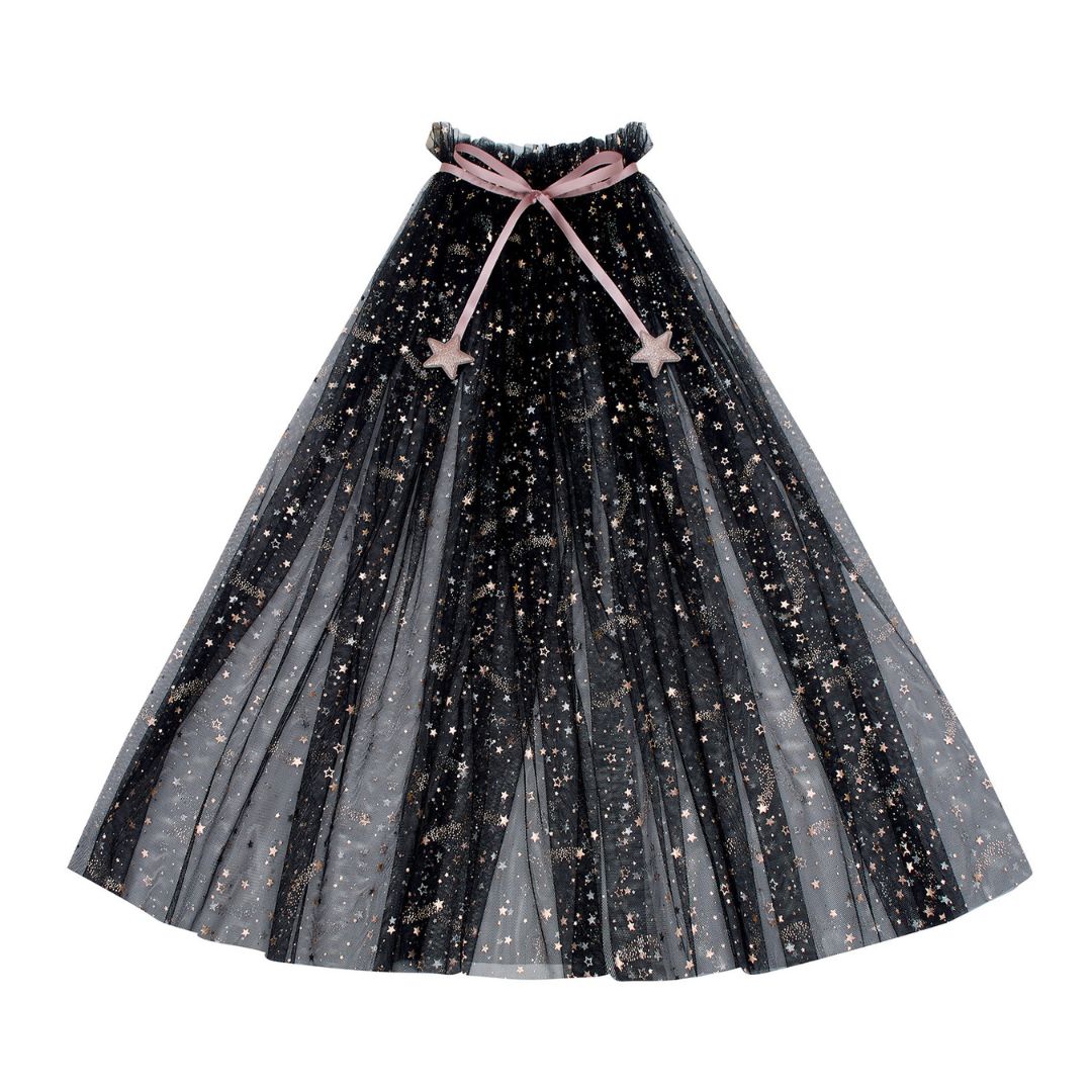 Lang sort kappe i tyl med guldstjerner og rosa bindebånd afsluttet med to guldstjerner, set på hvid baggrund. Magisk kappe til barn 3-8 år. Vær fe, heks, prinsesse, tryllekunstner eller lige den du vil.