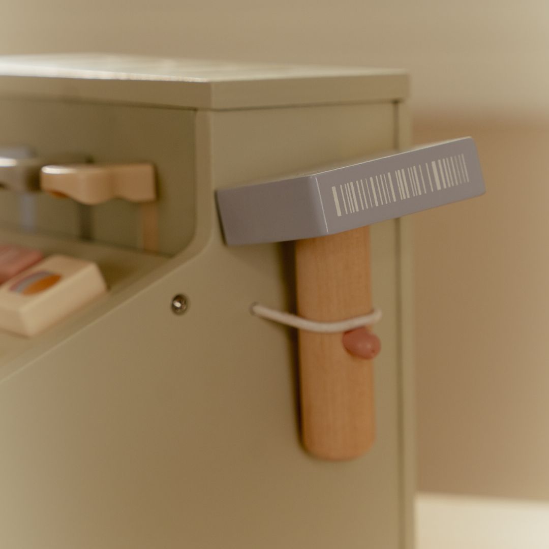 Nærbillede af kasseapparat i træ fra Little Dutch med scanner og knapper til rolleleg.