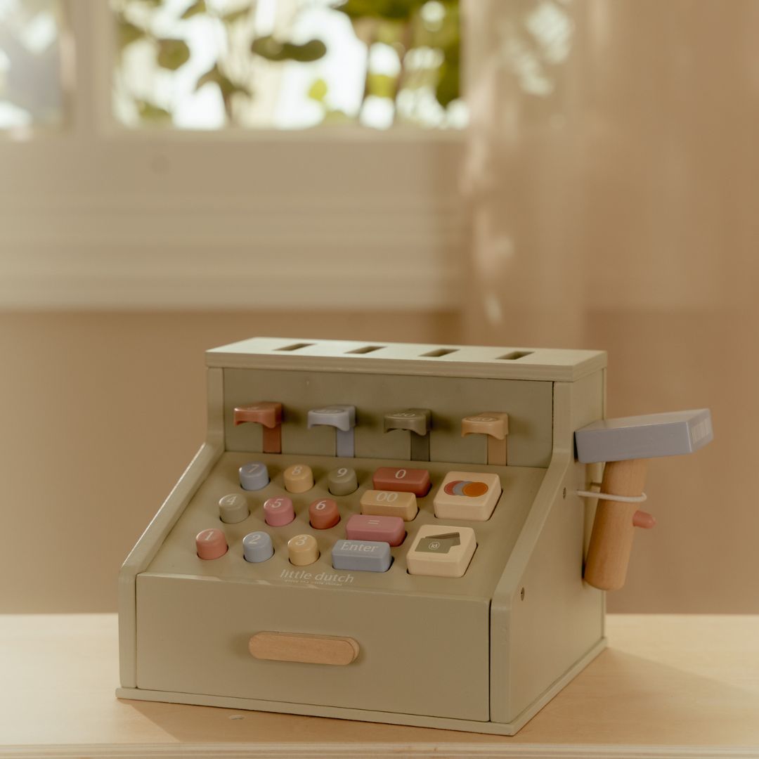 Kasseapparat i træ fra Little Dutch, perfekt til rolleleg og butiksleg, med knapper og scanner.