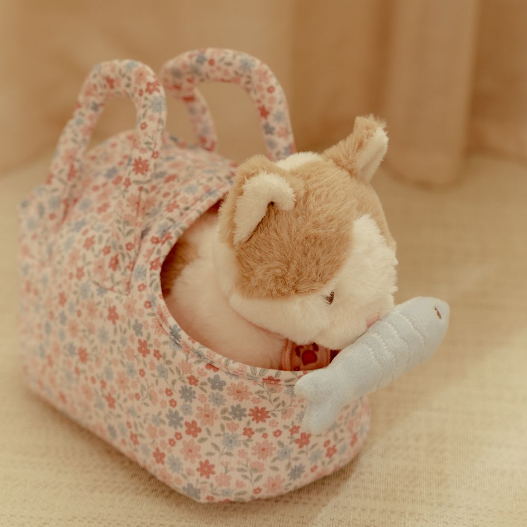 Kat, Marley med taske og tilbehør. Blød kat i blomsteret taske klar til eventyr.