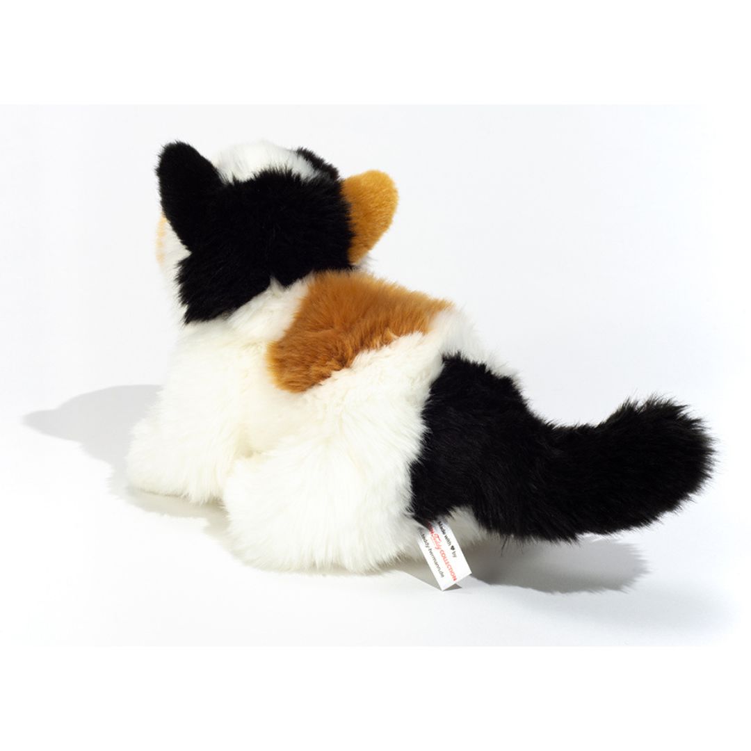 Flerfarvet kattekilling bamse i hvid, rød og sort fra Teddy Hermann, set bagfra, perfekt til fantasi og rolleleg, ligner ægte kattekilling.