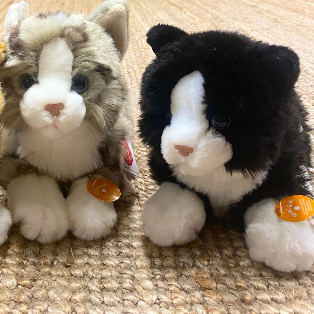 Katte bamser, 2 stk grå og sort, ligger på lyst tæppe hos Nordic Simply, ligner ægte kattekillinger - perfekt til rolle-og fantasileg