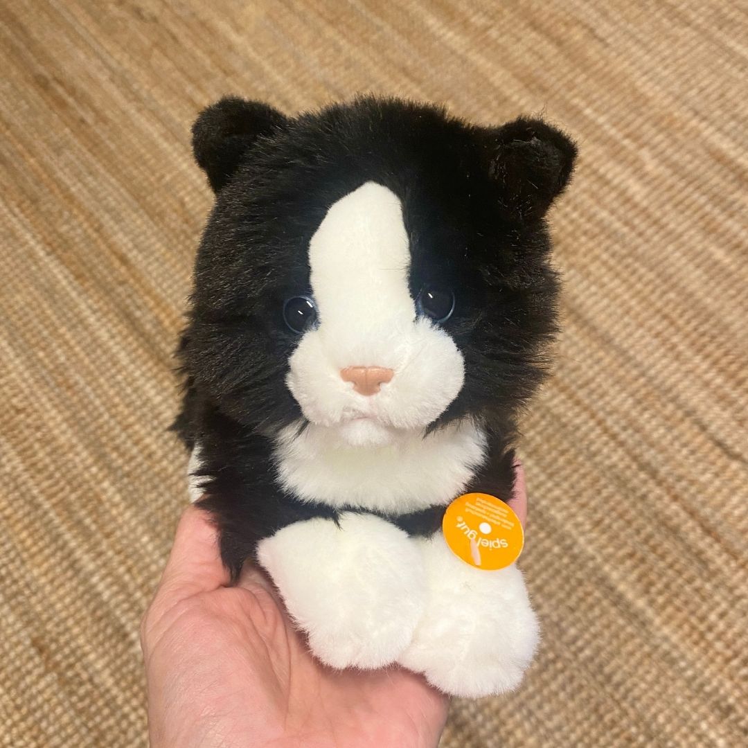 Katte bamse, holdes i hånd, ligner ægte sort killing, fra Teddy Hermann fås hos Nordic Simply