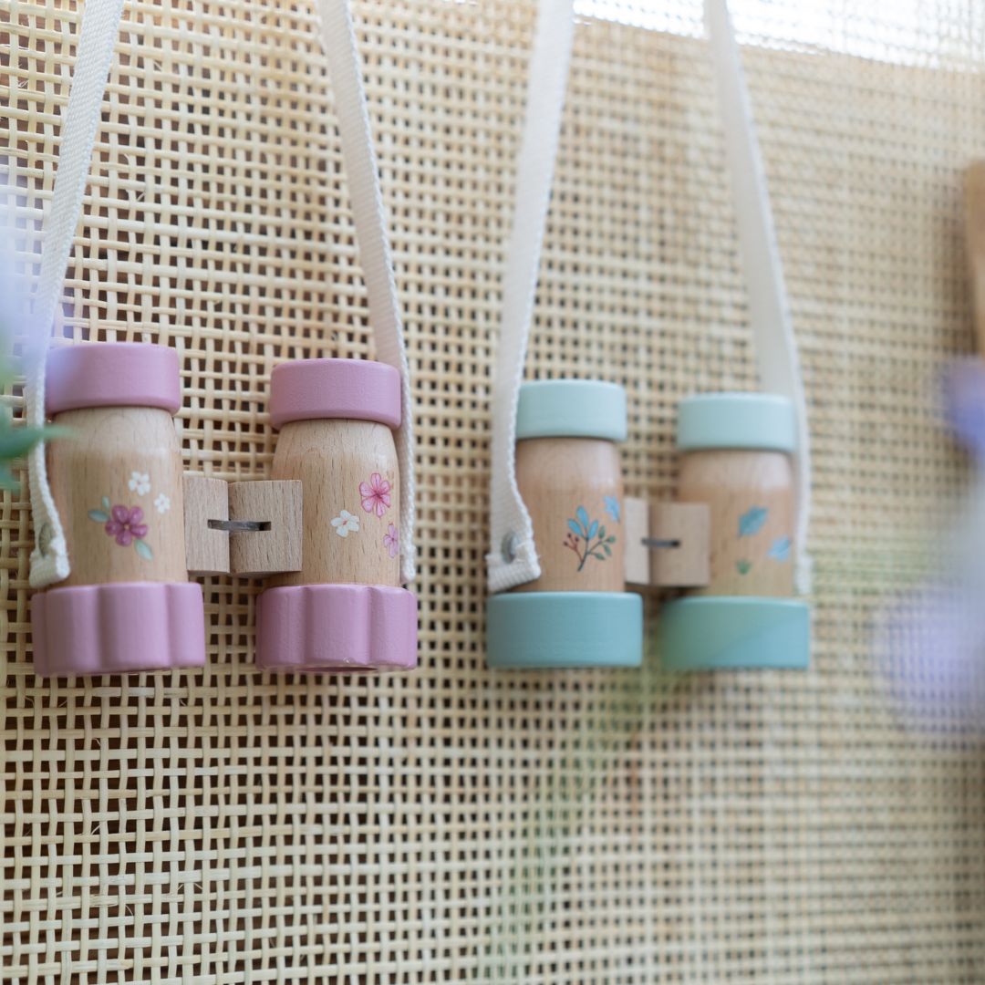 Kikkerter i træ, rosa og turkis hænger på væg, perfekt til naturoplevelser.