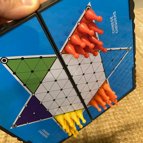 kinaskak spil lille og kompakt med magnetiske brikker, der sidder fast. Velegnet som rejsespil