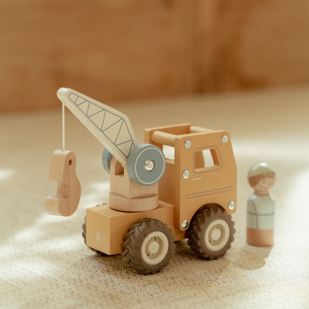 Kranbil med træfigur, robust kran med roterende arm og bygningsarbejder, perfekt til rolleleg