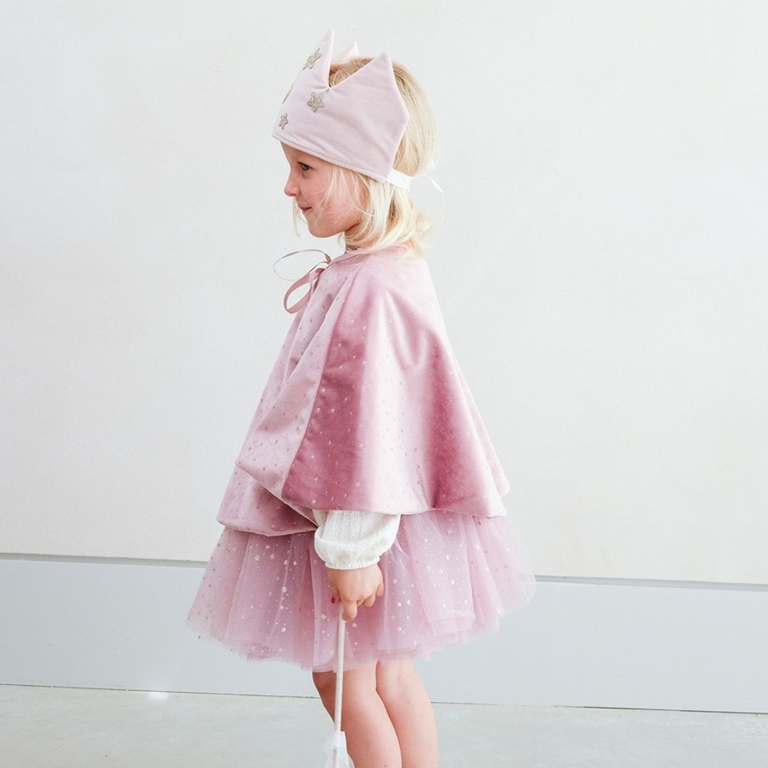 Pige set fra siden med rosa kappe i velour, rosa tylskørt og rosa krone i velour med sølvstjerner og bindebånd fra Mimi & Lula fås hos Nordic Simply